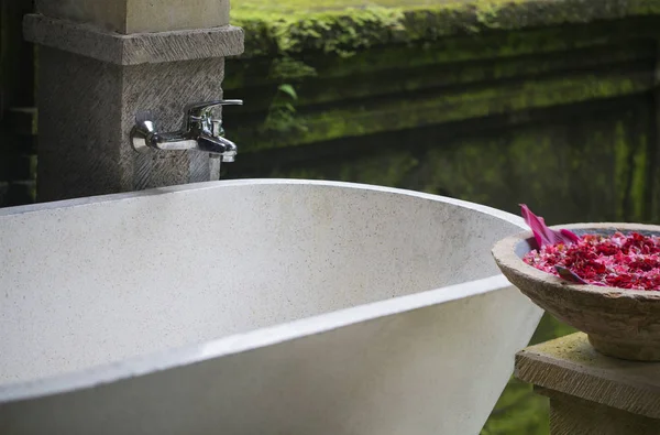 Bagno Termale Pietra Marmo Una Villa Circondata Dalla Foresta Pluviale — Foto Stock