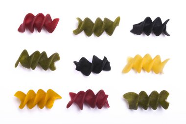 Beyaz arka plan yakın çekim el yapımı çok renkli yapıştırmak