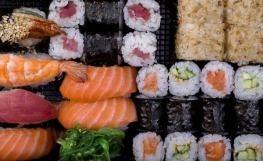 Büyük suşi IB siyah plastik kutu siyah arka plan üzerine set / en iyi görünümü kapatmak makro çekimi