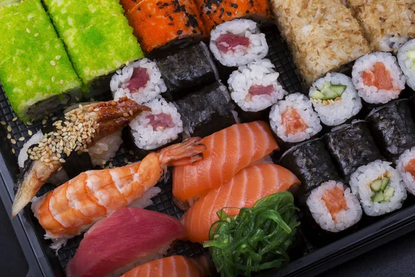 Duże Sushi Set Czarne Plastikowe Pudełko Czarnym Tle Widok Góry — Zdjęcie stockowe