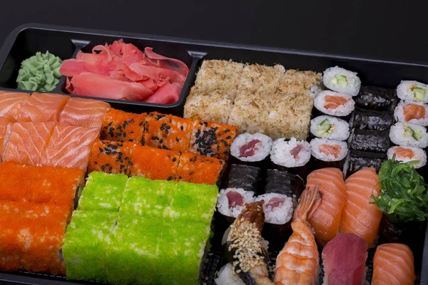 Duże Sushi Set Czarne Plastikowe Pudełko Czarnym Tle Widok Góry — Zdjęcie stockowe