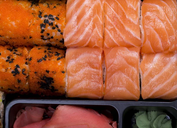 Big Sushi Set Kotak Plastik Hitam Pada Latar Belakang Hitam — Stok Foto