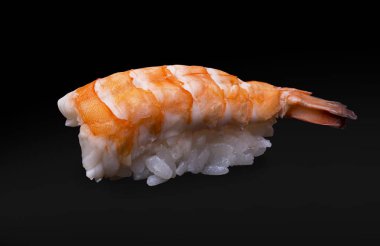 Siyah bir zemin üzerine karidesli bir suşi