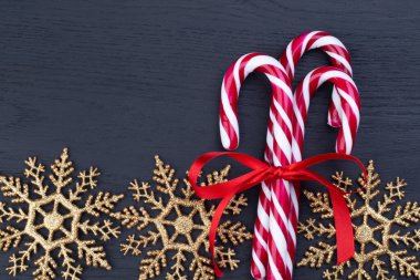 Noel tebrik kartı şablonu ve bir demet karamelli kırmızı kutu