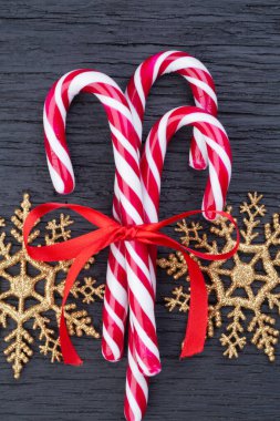 Noel tebrik kartı şablonu ve bir demet karamelli kırmızı kutu