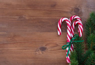 Noel tebrik kartı şablonu ve bir demet karamelli kırmızı kutu