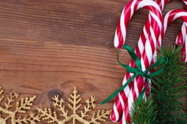 Noel tebrik kartı şablonu ve bir demet karamelli kırmızı kutu