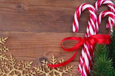 Noel tebrik kartı şablonu ve bir demet karamelli kırmızı kutu