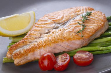 Beyaz arka planda izole edilmiş Suşi vektör logosuna bayılıyorum.