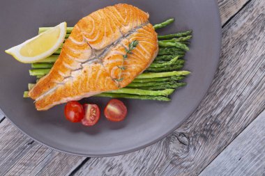 Beyaz arka planda izole edilmiş Suşi vektör logosuna bayılıyorum.