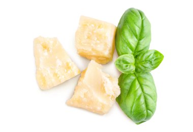 Beyaz arka planda üç dilim Permesan reggiano ve fesleğen çalısı, makro çekim, üst manzara