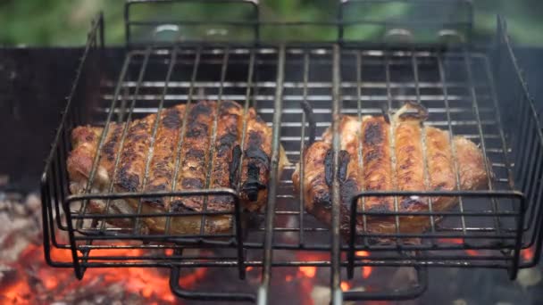 Mięso z grilla na flaming grill — Wideo stockowe