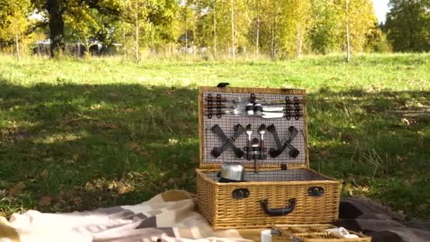 Dřevěný košík na piknik. — Stock video