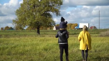 Parkta bir yürüyüş üzerinde genç aile.