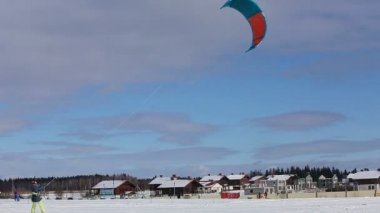 Kış snowkiting sahada.