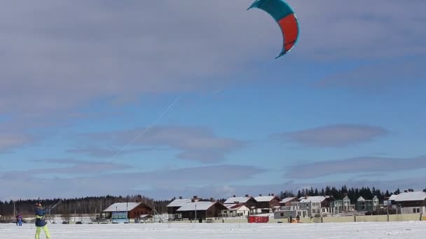 Winter snowkiting on the field. — Stock Video