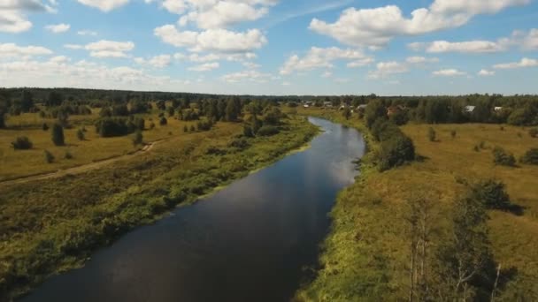 Vliegen over de rivier. Luchtfoto video. — Stockvideo