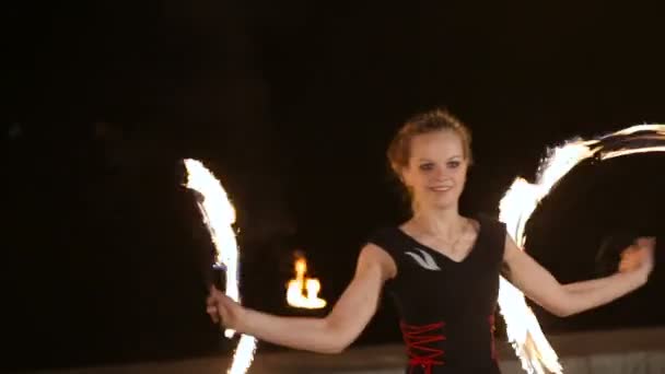 Feuershow in der Nacht. — Stockvideo