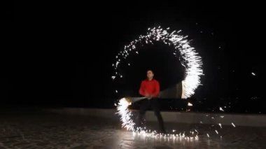 Geceleyin ateş gösterisi.