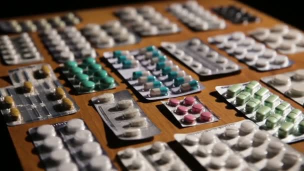 Συσκευασία από τις ταμπλέτες και τα χάπια στο τραπέζι — Αρχείο Βίντεο