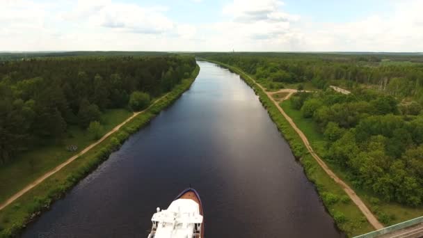 Cruiseschip op de rivier. Luchtfoto — Stockvideo