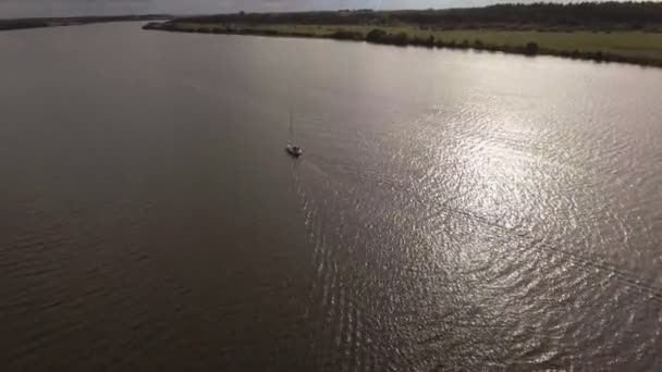 Jacht auf dem Fluss. Luftbild. — Stockvideo