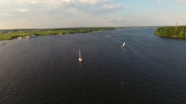 Gölde havadan görünümü: yelkenli tekne