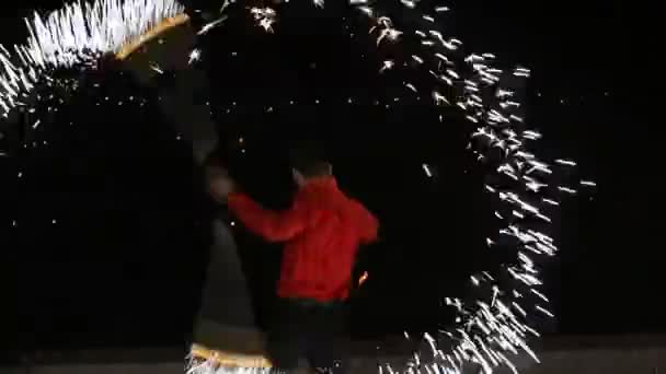 Feuershow in der Nacht. — Stockvideo