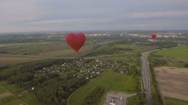 Sıcak hava balonu gökyüzüne bir alanın üzerinde. Havadan görünümü