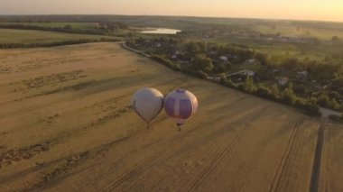 Sıcak hava balonları bir alanın üzerinde gökyüzünde. Havadan görünümü