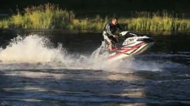 jet ski üzerinde adam