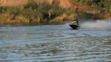 Jet ski üzerinde genç kız.