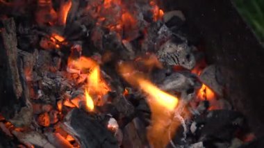 kırmızı sıcak kömürleri.