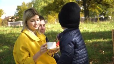 Aile parkta piknik yapıyor..