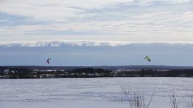 Kış snowkiting sahada.