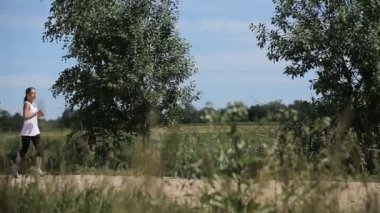 Bir alandaki yolda kız çalışır.