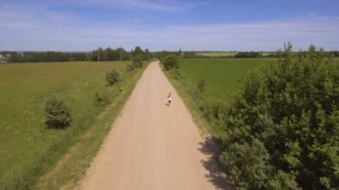 Kız bir alan yolu üzerinde çalışır. Havadan görünümü.
