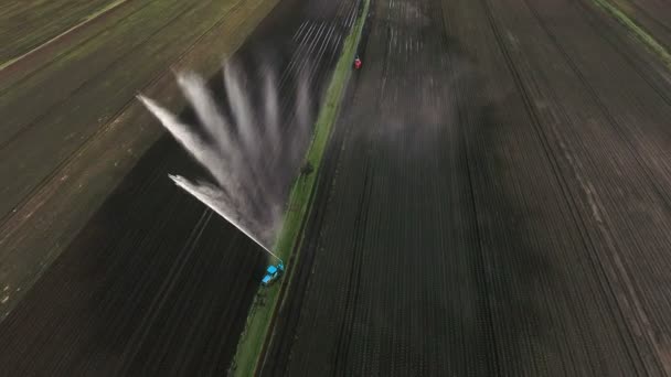 Vue aérienne : Système d'irrigation arrosant un champ agricole. — Video