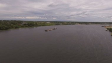 Havadan görünümü: mavna Nehri üzerinde.