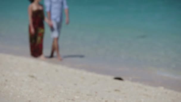 Couple walk together along the beach — Stock Video