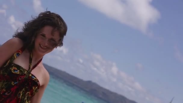 Junges Mädchen am tropischen Strand. — Stockvideo