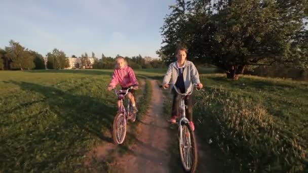 Девушки на велосипеде в сельской местности — стоковое видео