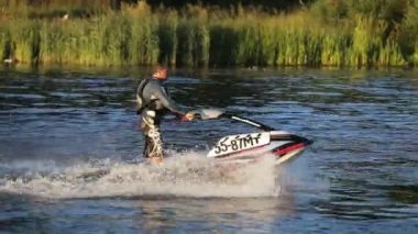 jet ski üzerinde adam