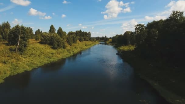 Survoler la rivière.Vidéo aérienne .
