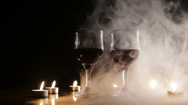 Copas de vino y velas encendidas en el humo . — Vídeos de Stock