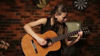 Gitar çalan kız