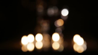 Şarap, gözlük ve yanan mumlar.