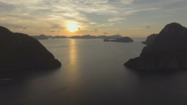 Gün batımındaki güzel körfez. Hava görünümü.