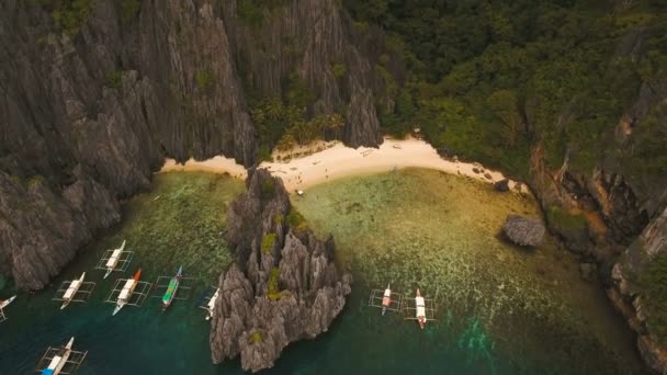 Spiaggia tropicale con barche, vista aerea. Isola tropicale . — Video Stock