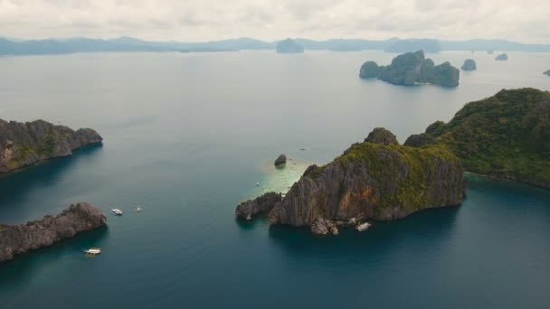 Plage tropicale avec bateaux, vue aérienne. Île tropicale .